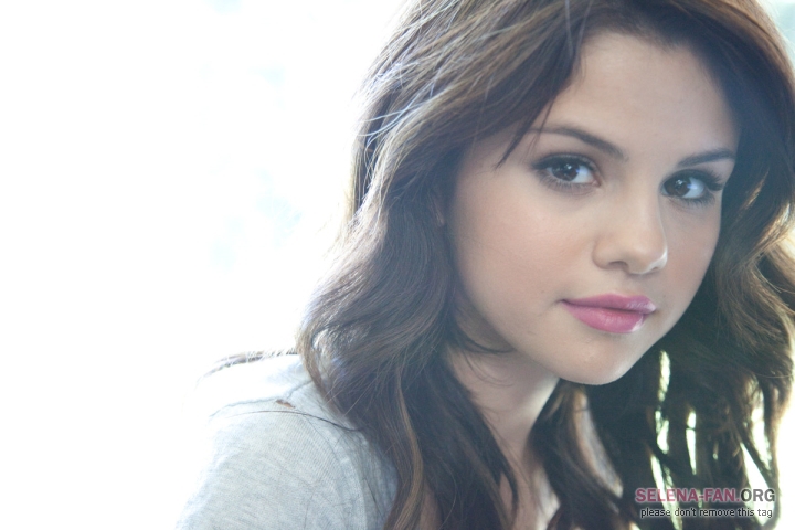 Selena Gomez Without Makeup Photo Shoot. selena gomez rare photo shoot. selena gomez photoshoot